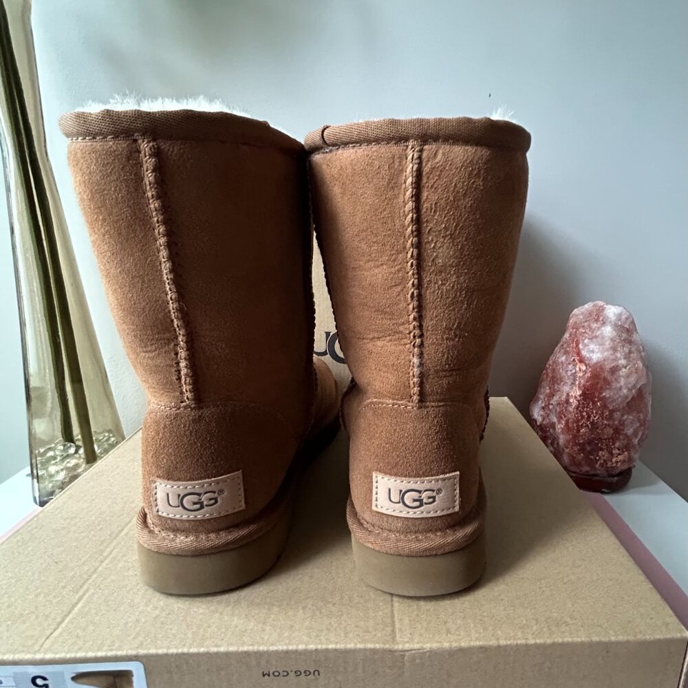 NWT Ugg Women's Classic Short II - Picture 3 of 13
